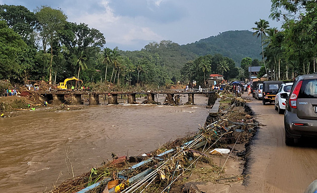 Neštěstí na indické řece. Po pádu visutého mostu zemřelo přes 130 lidí