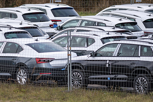 Přetrvávající problémy s čipy omezují výrobu škodovek, automobilka ruší směny