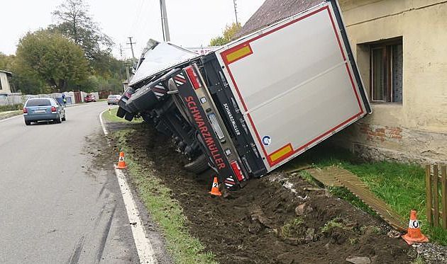 Havárie polského kamionu v irokém Brodu na Jesenicku