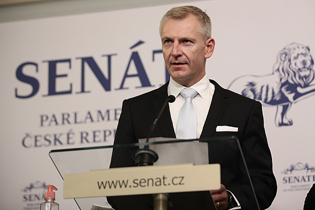 Senátoři podpoří iniciativu citlivého odkrytí ostatků významných parašutistů