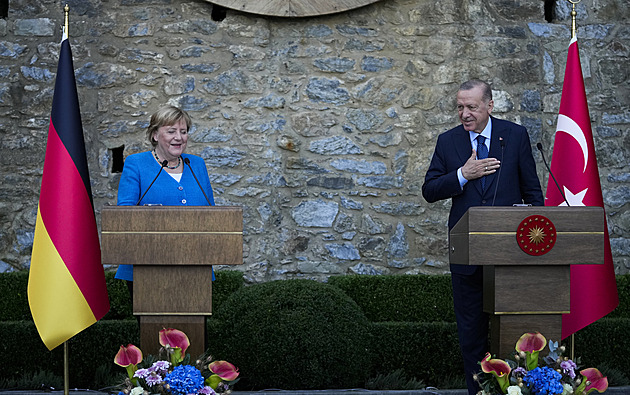 Merkelová děkovala Erdoganovi za pomoc s migranty. Je potřeba víc peněz, připomněl turecký prezident