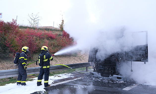 Před tunelem Radejčín vzplál kamion s pračkami, D8 ve směru na Prahu stojí