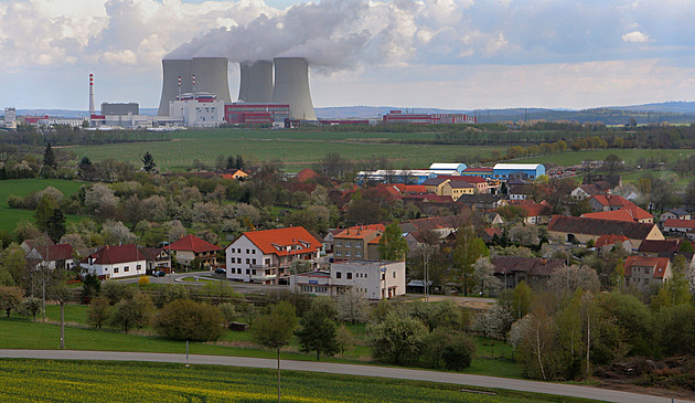 Obec Temelín stojí na dohled od jaderné elektrárny.