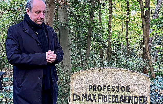V Německu uložili neonacistu do hrobu židovského učence. Omyl, tvrdí církev