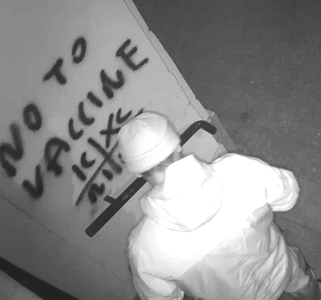 Sprejera, který v Brně počmáral kostely i nemocnici, zachytily kamery
