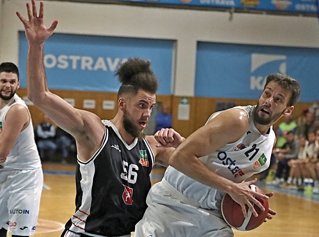 Ostravským basketbalistům pomohly proti Hradci trojky i změna obrany