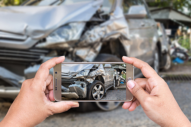 Do pojišťovny nemusíte. Nabourané auto i vytopenou koupelnu vyřešíte na dálku
