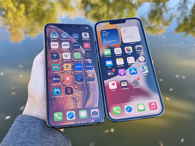 Jsou mezi nimi tři roky rozdíl. Přesto ani starší maxi iPhone neurazí
