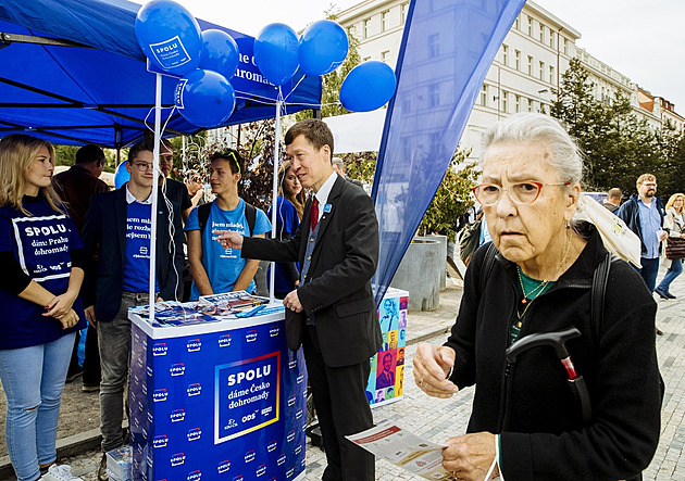 Okamuru urazil „záchvat ukrajinofobie“. Bratr Hayato se exvyslanci omluvil
