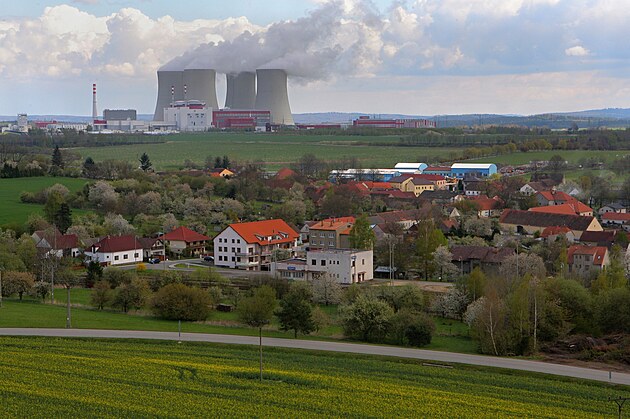 Obec Temelín stojí na dohled od jaderné elektrárny.