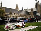 Kvtiny a vzkazy nechávají lidé i na námstí Parliament Square v Londýn. (16....