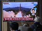 Lidé v jihokorejském Soulu sledují v televizi odpálení severokorejské...