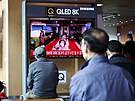 Lidé v jihokorejském Soulu sledují v televizi odpálení severokorejské...