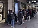 Zákazníci ekají ve front do obchodu po tém 100 dnech lockdownu v Sidney...