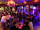 Lidé sedí v baru po 100 dnech v lockdownu v Sidney. (14. íjna 2021)