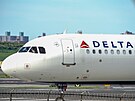 Letadlo spolenosti Delta Airlines na letiti La Guardia nedaleko New Yorku