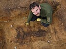 Archeolog Petr Krituf u odkrytho hrobu kosternho nlezu lovka.