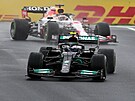Valtteri Bottas z Mercedesu jede ped Maxem Verstappenem z Red Bullu ve Velké...