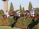 Jezdci p�ekon�vaj� Taxis�v p��kop b�hem Velk� pardubick�.