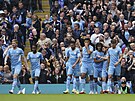 Fotbalisté Manchesteru City slaví první branku do sít Burnley.