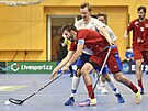 Tom Ondruek bojuje o míek s Finem Mikko Leikkanenem na turnaji Euro Floorball...