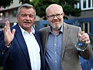 spch SPOLU slavil Vlastimil Vlek (vpravo) z TOP 09 i s lkaskm kolegou a...