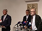 Premiér Andrej Babi a ministr prmyslu a obchodu Karel Havlíek promluvili na...