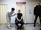 Premiér Andrej Babi se nechal naokovat tetí dávkou vakcíny. (14. íjna 2021)