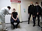 Premiér Andrej Babi se nechal naokovat tetí dávkou vakcíny. (14. íjna 2021)