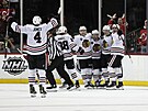 Hokejisté Chicago Blackhawks slaví gól Dominika Kubalíka proti New Jersey...
