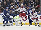 Artmij Panarin slaví vítzný gól New York Rangers, který vstelil v...