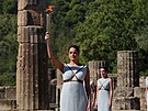 V ecké Olympii byl pi tradiním slavnostním ceremoniálu zapálen ohe pro...