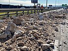 Z pevráceného kamionu se na dálnici Praského okruhu vysypalo kamení....