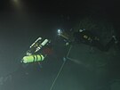 Snmek z hloubky 60 metr zachycujc manipulaci s podvodnmi roboty bhem...