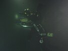 Snmek z hloubky 25 metr zachycujc manipulaci s podvodnmi roboty bhem...