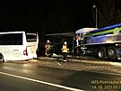 Nehoda na Plzesku. idi najel s cisternou do autobusov zastvky, autobusu,...