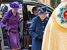 Princezna Anna a královna Albta II. pi píjezdu do Westminsterského opatství...