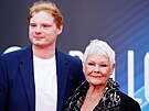 Judi Denchová a její vnuk Sam Williams (Londýn, 12. íjna 2021)