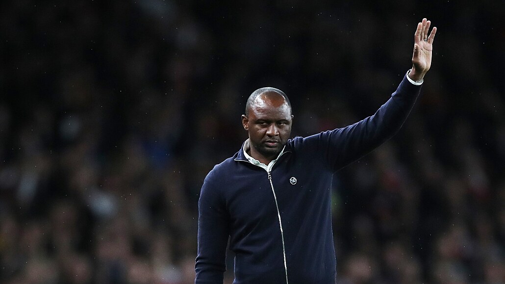 Patrick Vieira mává fanou�k�m Arsenalu.