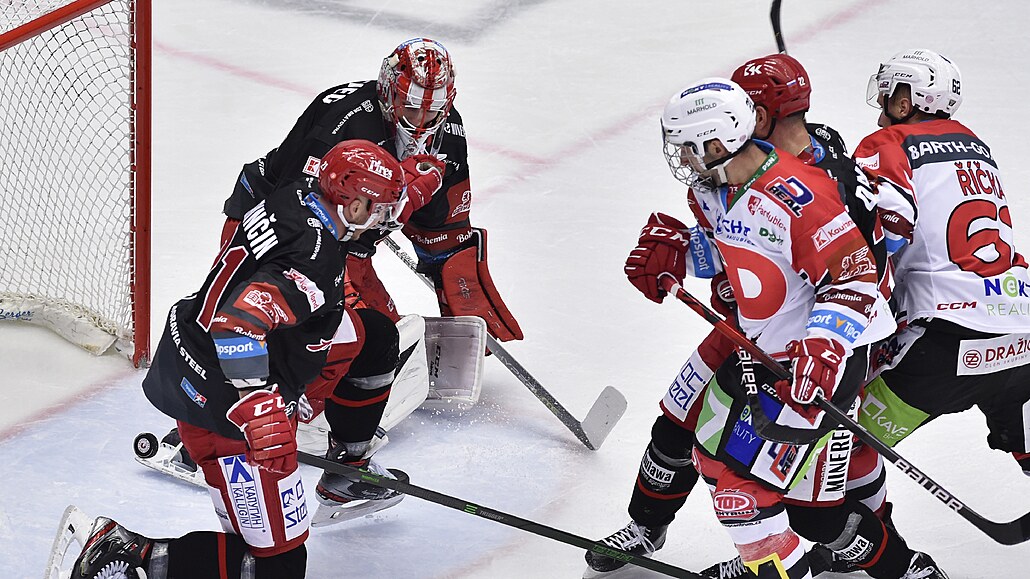 Utkání 14. kola hokejové extraligy: HC Ocelá�i T�inec - HC Dynamo Pardubice....