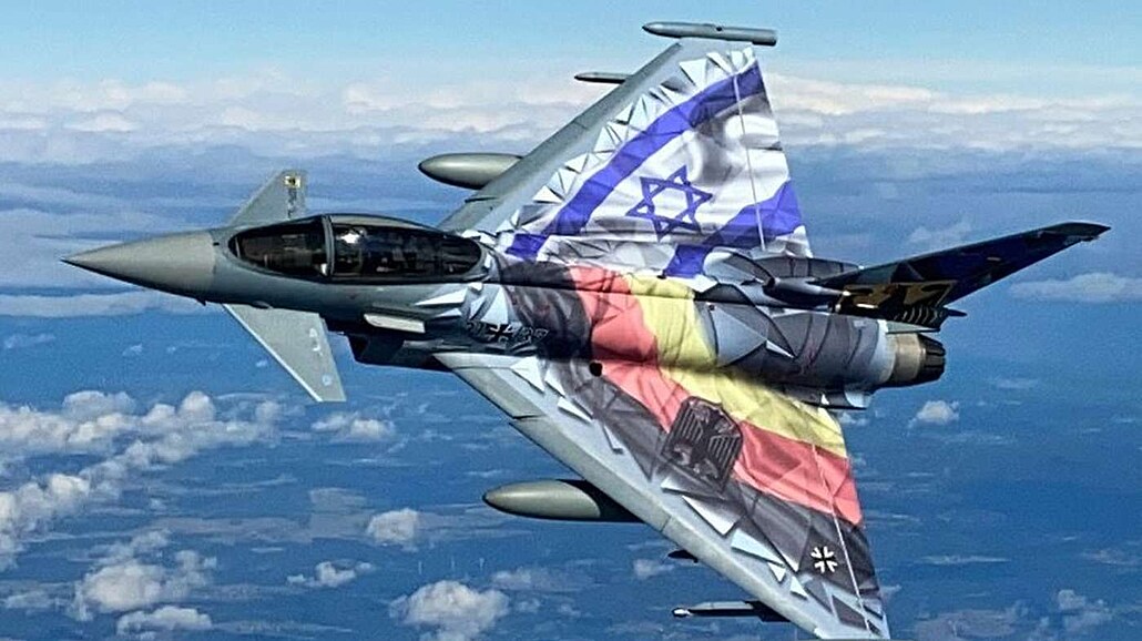 Eurofighter německého letectva, pojmenovaný „Eagle Star“, se speciálním polepem...