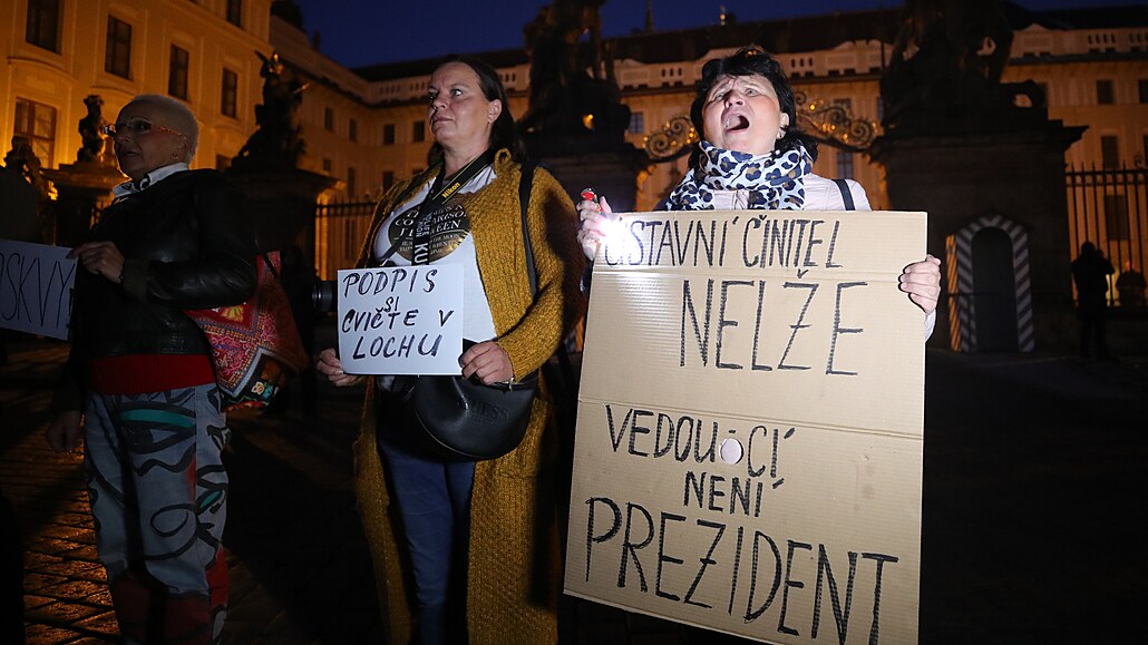 Protest ped Praským hradem proti chování úedník Kanceláe prezidenta...