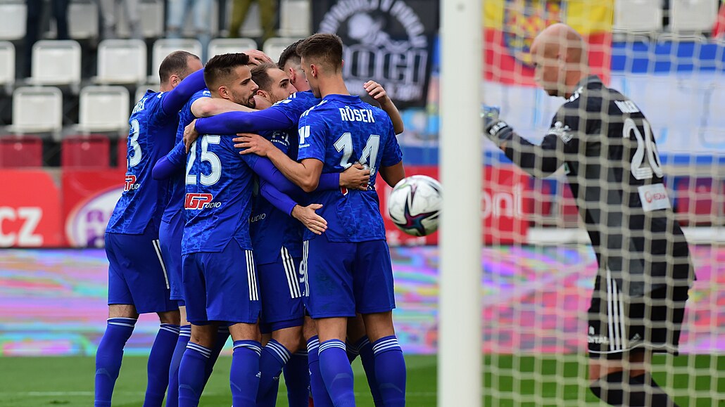 Olomouc - Karviná 2:0, góly v úvodech poločasů, hosté byli bez kouče