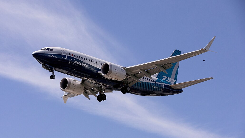 Boeing 737 MAX pistává po testovacím letu v Seattlu. (15. íjna 2021)