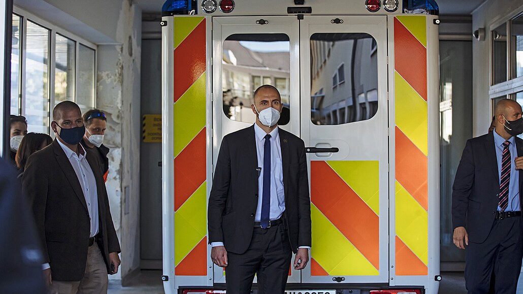 Sanitka, která p�evá�ela prezidenta Milo�e Zemana z Lán, dorazila do Úst�ední...