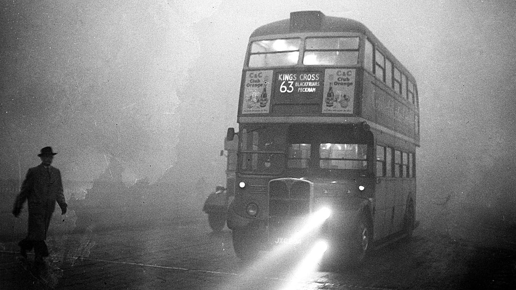 Hustý smog zkomplikoval dopravu v Londýně. (6. prosince 1952)