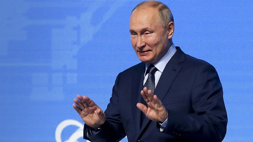 Ruský prezident Vladimir Putin hovoí na zasedání Ruského týdne energetiky v...