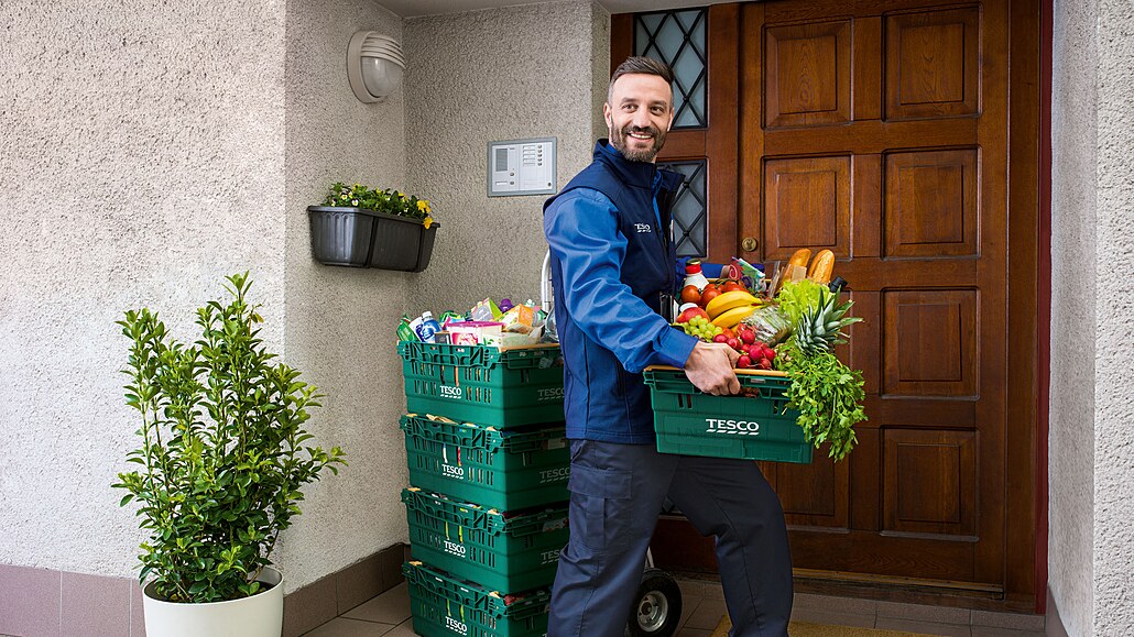 Tesco urychluje služby. Online nákup nově doručí v den objednání