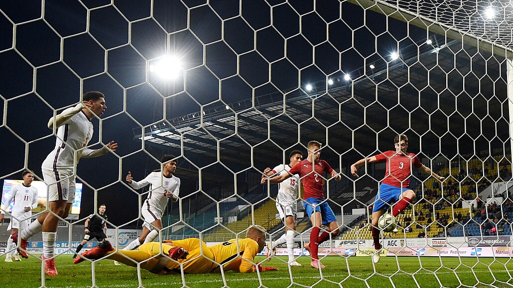 �eský fotbalista Karel Pojezný zahazuje �anci v zápase s Anglií.