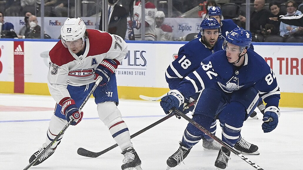 Filip Král (vpravo) z Toronta atakuje v p�ípravném utkání Tylera Toffoliho z...